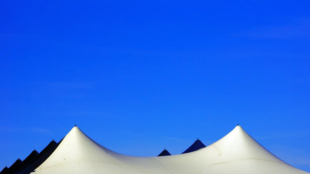 Pavilhão de feira vazio, estrutura ampla